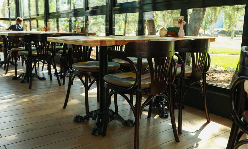 Pub principalement axé sur la vente de boissons à vendre à Édimbourg, offrant 300 fûts MAT et un bail sans clause d'exclusivité. 1