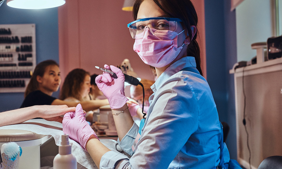 Salon de manucure et de beauté à vendre dans la City de Londres avec un espace modulable et plusieurs pièces 1