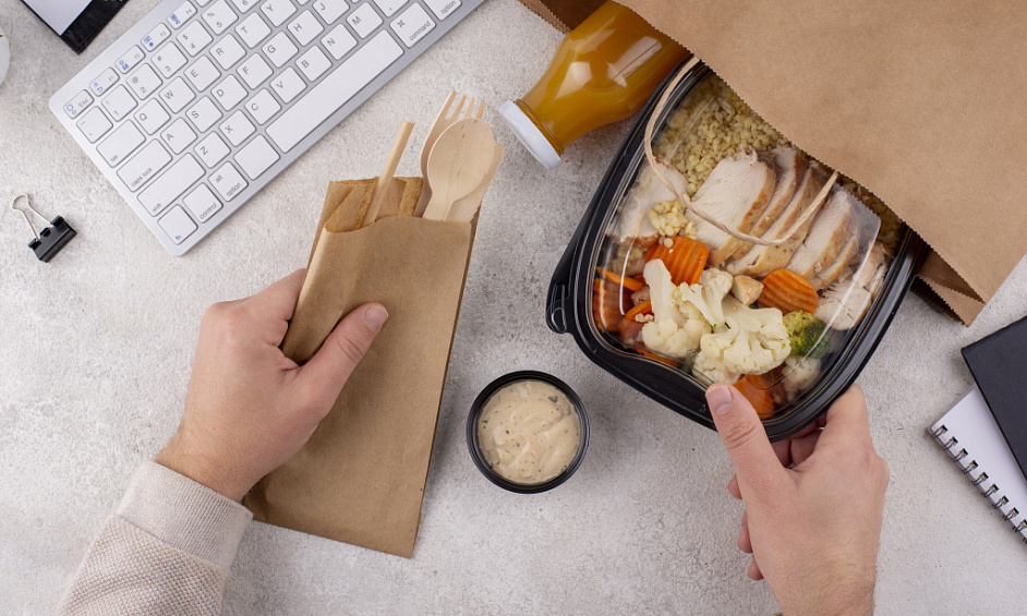 Commerce de vente à emporter à vendre à Cardiff Town, proposant une cuisine indienne, avec locaux comprenant une cuisine entièrement équipée et un espace repas. 1