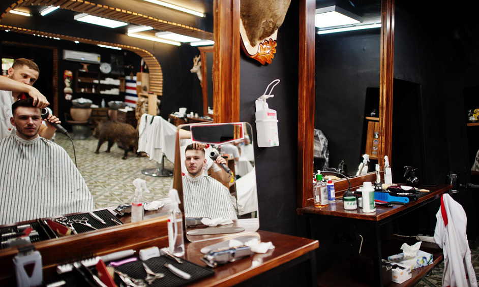 Salon De Barbier Haut De Gamme Établi & Café À Vendre 1