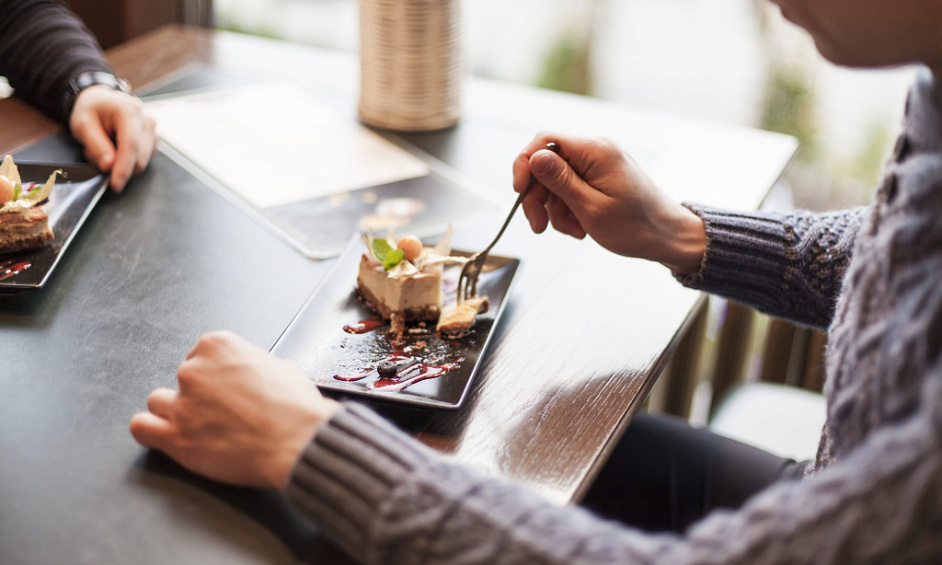 Restaurant entièrement équipé à vendre à Greenwich avec vue sur la rivière et superficie de 2 500 pi² 1