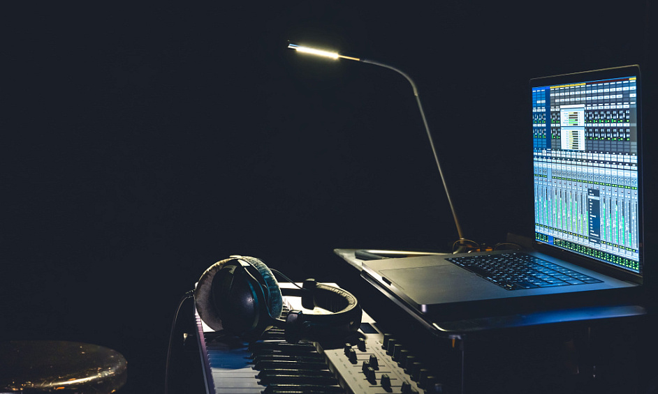 Studio de musique à louer à Ickenham, Londres, entièrement équipé pour l'enregistrement et la création de contenu. 1