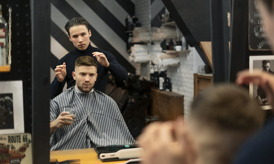 Salon de coiffure pour hommes à vendre dans le centre-ville d'Epsom avec un espace commercial polyvalent et une clientèle fidèle. 1 Salon de coiffure pour hommes à vendre dans le centre-ville d'Epsom avec un espace commercial polyvalent et une clientèle fidèle. 1