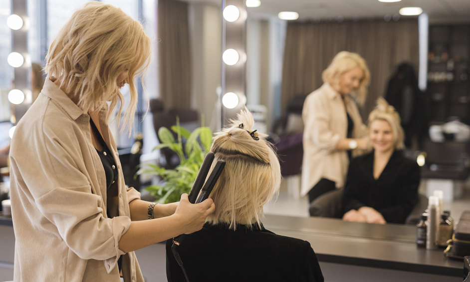 Salon De Coiffure, De Beauté Et D'Onglerie Le Plus Attrayant Du Grand Londres À Vendre 1