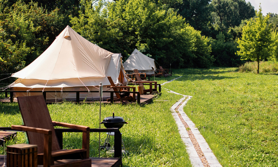 Entreprise de glamping et maison d'époque sur 2,5 acres à Prestatyn, dans le nord du Pays de Galles, à vendre 1