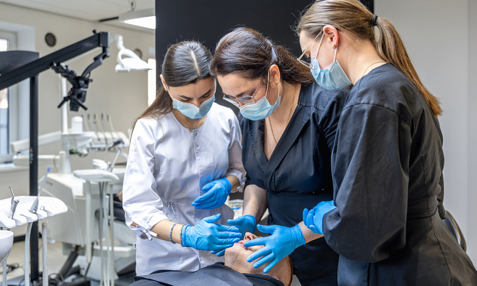 Centre de formation pour assistants dentaires de premier plan à Londres à vendre - Établi, réputé & reconnu par le GDC 1