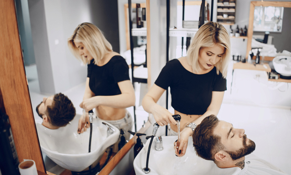 Unisexe Salon de Coiffure avec Cabines de Beauté à Vendre dans la City de Londres 1