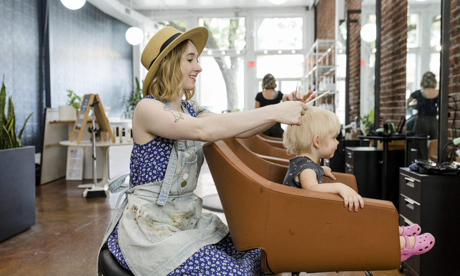 Salon De Coiffure, De Beauté Et De Solarium Prospère À Vendre Au Newport Town Center 1 Salon De Coiffure, De Beauté Et De Solarium Prospère À Vendre Au Newport Town Center 1