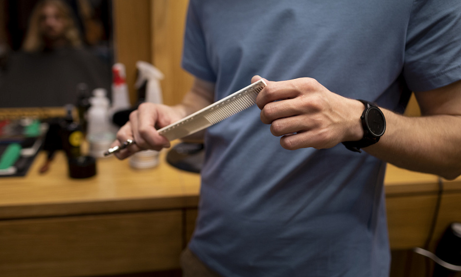 Salon De Barbier Florissant Dans Le Quartier Commercial D'Édimbourg Près De L'Université À Vendre 1