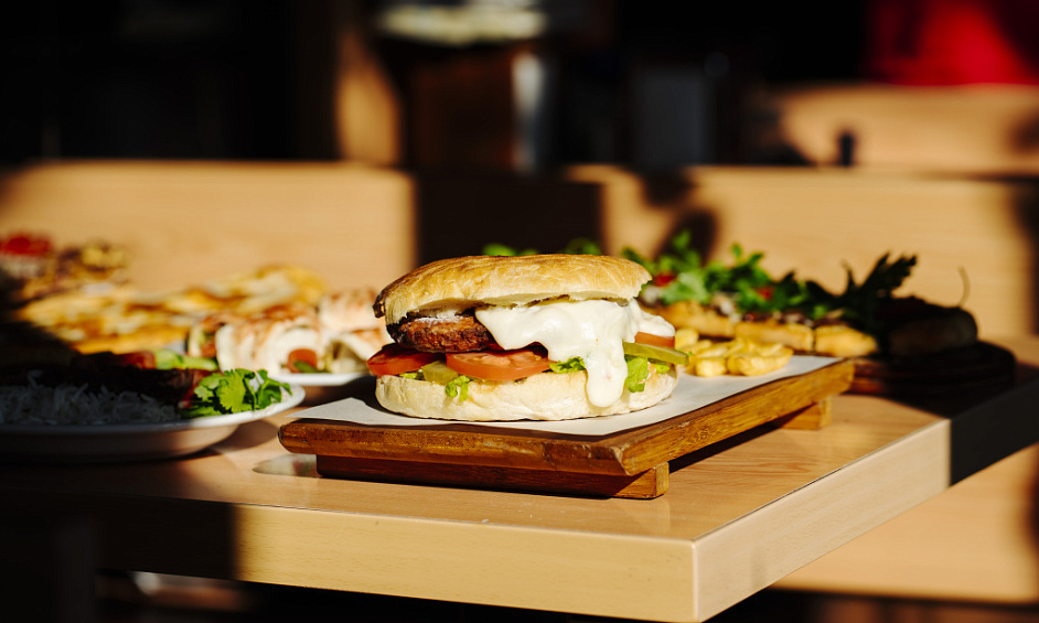 Restaurant à emporter réputé de Cardiff — pizzas, kebabs, burgers — avec un bail de 20 ans à vendre 1