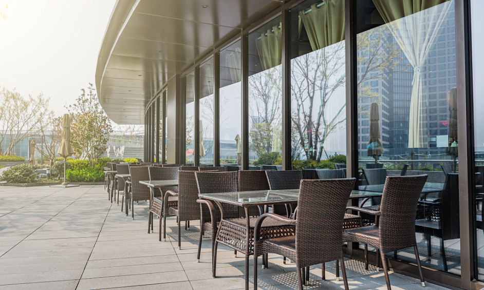 Restaurant Entièrement Équipé Avec Terrasse Extérieure Disponible À Brentford À Vendre 1