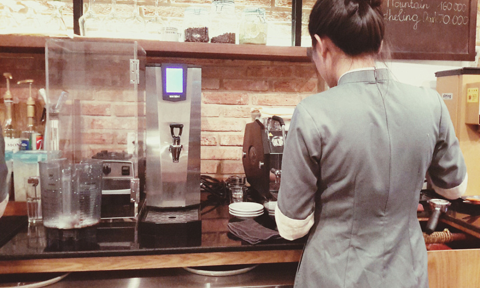 Café Entièrement Équipé ~ Emplacements De Stationnement Pour Clients À L'Avant & Emplacements De Stationnement Pour Fournisseurs À L'Arrière À Crydon À Vendre 1