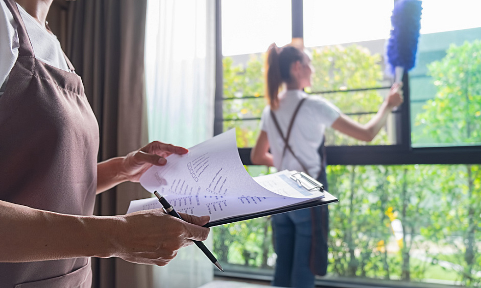 Société de nettoyage sous contrat à vendre à Birmingham avec plus de 40 contrats, y compris des écoles et des bureaux 1